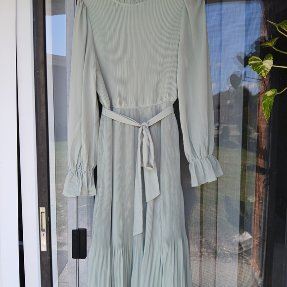 Chic Long Sleeve Pleated Dress in Light Green - Picture 1 of 2